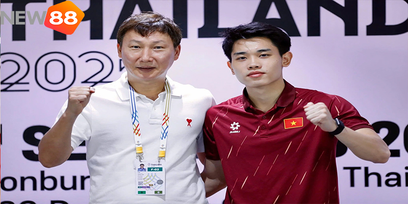 Khoảnh khắc HLV Kim Sang-sik đầy cảm xúc trên sân Rajamangala